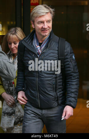 Jane Torvill et Christopher Dean laissant BBC Radio 2 après la promotion de l'ITV 'Dancing On Ice show' à Londres en vedette : Christopher Dean Où : London, Royaume-Uni Quand : 02 Feb 2018 Credit : WENN.com Banque D'Images