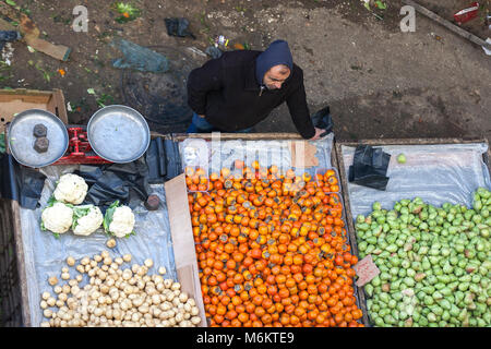 Ramallah, Palestine, 12 Janvier 2011 : un homme vend des fruits et légumes sur un marché dans le centre de Ramallah. Banque D'Images