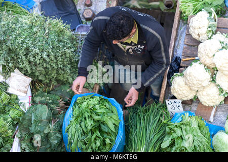 Ramallah, Palestine, 12 Janvier 2011 : un homme vend des fruits et légumes sur un marché dans le centre de Ramallah. Banque D'Images
