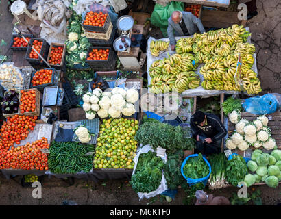 Ramallah, Palestine, 12 Janvier 2011 : un homme vend des fruits et légumes sur un marché dans le centre de Ramallah. Banque D'Images