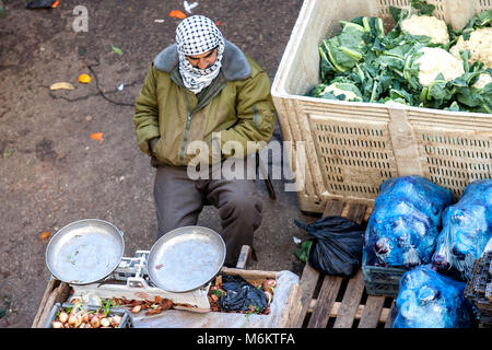 Ramallah, Palestine, 12 Janvier 2011 : un homme vend des fruits et légumes sur un marché dans le centre de Ramallah. Banque D'Images