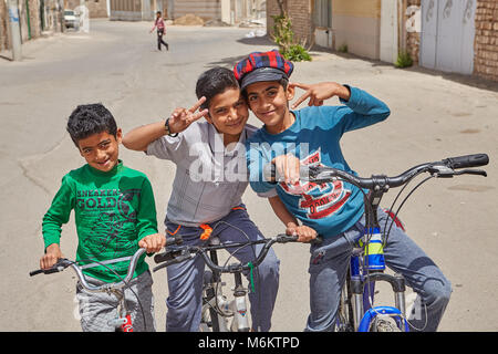 Kashan, Iran - avril 27, 2017 : trois adolescents sur les bicyclettes sont posant pour un photographe. Banque D'Images