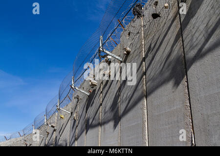 Jérusalem, Israël, le 23 novembre 2010 : un mur en béton construit par Israël d'arrêter les Palestiniens de Cisjordanie de se rendre à Jérusalem Est. Banque D'Images