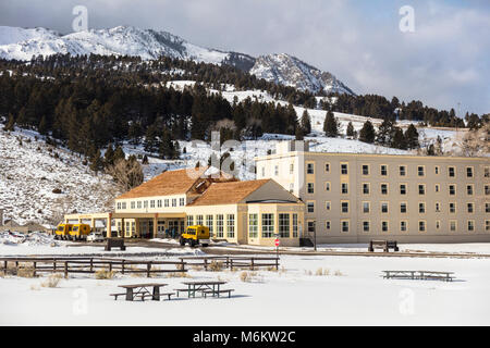 Mammoth Hot Springs Hotel avec sépulcre Mountain. Banque D'Images