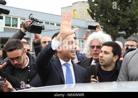 Pomigliano d'arco, Italie. 08Th Mar, 2018. Le chef et premier candidat du Movimento 5 Stelle Luigi Di Maio de Pomigliano d'Arco pendant les opérations de vote. Credit : Salvatore Esposito/Pacific Press/Alamy Live News Banque D'Images