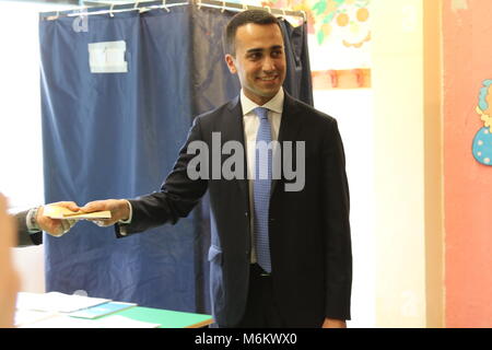 Pomigliano d'arco, Italie. 08Th Mar, 2018. Le chef et premier candidat du Movimento 5 Stelle Luigi Di Maio de Pomigliano d'Arco pendant les opérations de vote. Credit : Salvatore Esposito/Pacific Press/Alamy Live News Banque D'Images