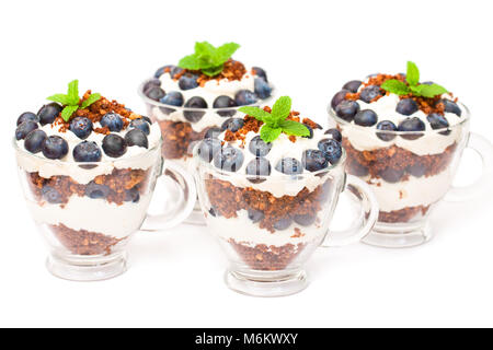 Désert fait maison avec des biscuits et crème fraîche hachée blueberry on white Banque D'Images