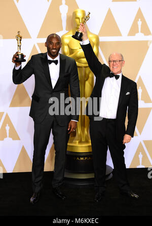 Kobe Bryant et Glen Keane avec leur meilleur court Oscar animé pour le basket-ball cher dans la salle de presse aux 90e Academy Awards qui se tiennent au Dolby Theatre à Hollywood, Los Angeles, Etats-Unis. Banque D'Images