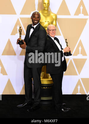 Kobe Bryant et Glen Keane avec leur meilleur court Oscar animé pour le basket-ball cher dans la salle de presse aux 90e Academy Awards qui ont eu lieu au Dolby Theatre à Hollywood, Los Angeles, USA Banque D'Images