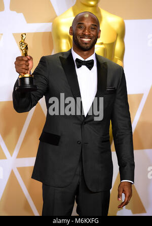 Kobe Bryant avec son Oscar du meilleur court-métrage Cher Basket-ball dans la salle de presse lors de la 90e Academy Awards tenue au Kodak Theater à Hollywood, Los Angeles, USA. Banque D'Images