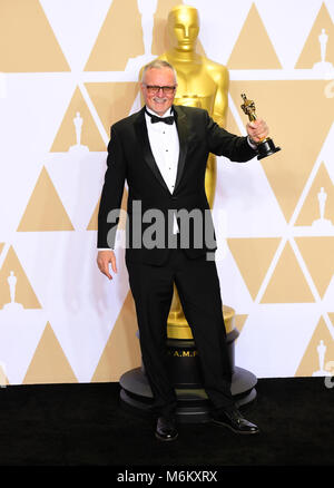 Lee Smith avec son montage de film Oscar de Dunkerque dans la salle de presse lors de la 90e Academy Awards tenue au Kodak Theater à Hollywood, Los Angeles, USA.Â LA PRESSE Photo. Photo date : dimanche 4 mars 2018. Voir PA Story SHOWBIZ Oscars. Crédit photo doit se lire : Ian West/PA Wire Banque D'Images