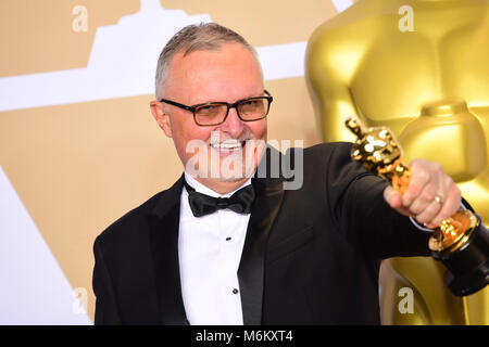 Lee Smith avec son montage de film Oscar de Dunkerque dans la salle de presse lors de la 90e Academy Awards tenue au Kodak Theater à Hollywood, Los Angeles, USA.Â LA PRESSE Photo. Photo date : dimanche 4 mars 2018. Voir PA Story SHOWBIZ Oscars. Crédit photo doit se lire : Ian West/PA Wire Banque D'Images