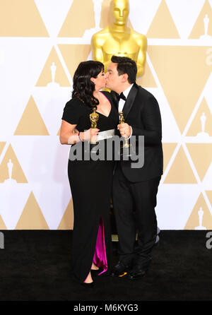 Kristen Anderson-Lopez et Robert Lopez avec leur Song Award original pour se souvenir de moi dans la salle de presse aux 90e Academy Awards qui se tiennent au Dolby Theatre à Hollywood, Los Angeles, Etats-Unis. Banque D'Images