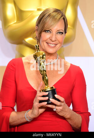 Allison Janney avec son actrice dans un rôle de soutien Oscar pour moi, Tonya dans la salle de presse à la 90e Academy Awards tenue au Dolby Theatre à Hollywood, Los Angeles, Etats-Unis. Banque D'Images