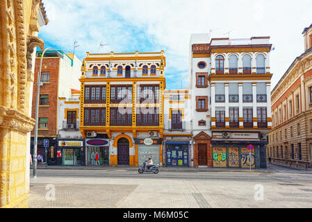 Séville, Espagne - Juin 08,2017 : rues du centre-ville de Séville - la ville est la capitale et la plus grande ville de la communauté autonome d'Andalousie et Banque D'Images