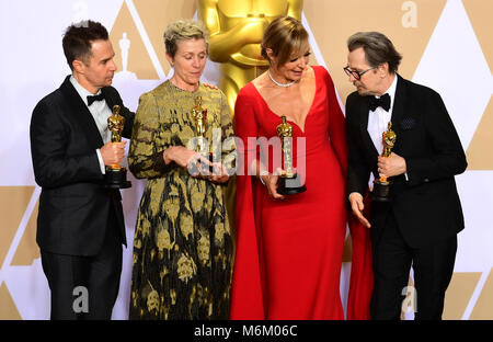 Sam Rockwell (Meilleur acteur de soutien) Frances McDormand (Meilleure actrice), Allison Janney (Meilleure actrice) et Gary Oldman (Meilleur acteur) avec leurs Oscars dans la salle de presse lors de la 90e Academy Awards tenue au Kodak Theater à Hollywood, Los Angeles, USA. Banque D'Images