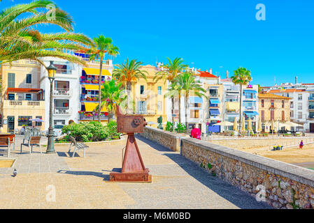 Sitges, Espagne - Juin 14, 2017 : vue sur le remblai et la promenade dans la petite station balnéaire de Sitges, en banlieue de Barcelone.L'Espagne. Banque D'Images