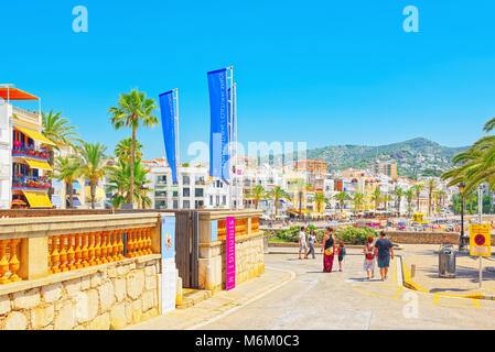Sitges, Espagne - Juin 14, 2017 : vue sur le remblai et la promenade dans la petite station balnéaire de Sitges, dans la banlieue de Barcelone. L'Espagne. Banque D'Images