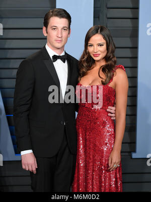 Miles Teller et Keleigh Sperry arrivant à la Vanity Fair Oscar Party qui a eu lieu à Beverly Hills, Los Angeles, USA. Banque D'Images