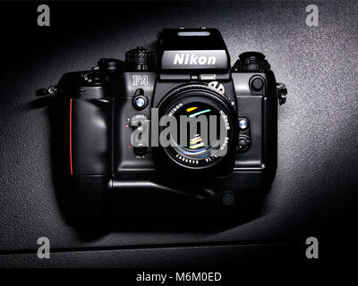 Nikon F4 appareil photo analogique avec batterie grip Banque D'Images