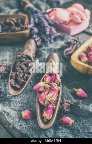 Boutons de rose pour le thé sec et séché et séchées à l'hibiscus de sucre. Le thé chinois de Yunnan. Bi Lo Chun. Banque D'Images