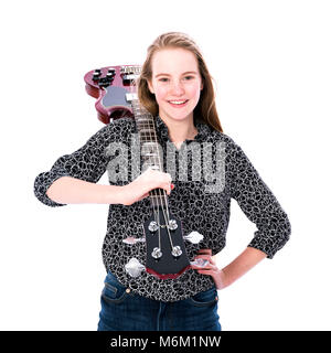 Teen blonde girl et guitare basse contre fond blanc en studio Banque D'Images