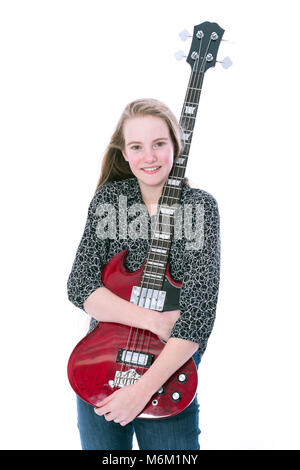 Teen blonde girl et guitare basse contre fond blanc en studio Banque D'Images