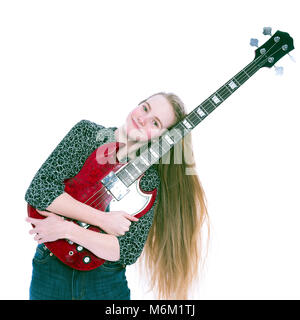 Teen blonde girl et guitare basse contre fond blanc en studio Banque D'Images