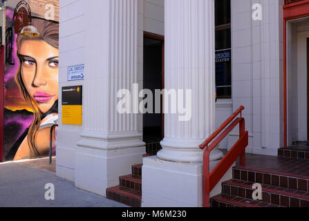 Artwork de neautiful femme à la bouche de l'allée, à côté de la Commonwealth Bank à murwillumbah, New South Wales, Australie Banque D'Images