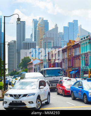 Singapour - 17 févr. 2017 : sur une route à grande circulation dans le quartier chinois de Singapour. Chinatown est une enclave ethnique situé dans le district de Outram dans le C Banque D'Images