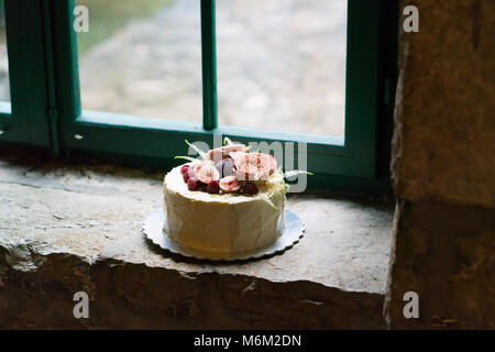 Des gâteau de mariage décoré de fleurs et de fruits Banque D'Images