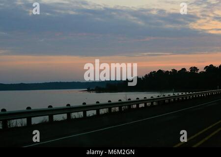 Coucher du soleil Ciel au réservoir Toledo Bend Banque D'Images