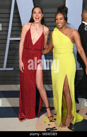 Gal Gadot (à gauche) et Tiffany Haddish arrivant à la Vanity Fair Oscar Party qui a eu lieu à Beverly Hills, Los Angeles, USA. Banque D'Images