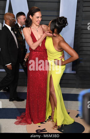 Gal Gadot (à gauche) et Tiffany Haddish arrivant à la Vanity Fair Oscar Party qui a eu lieu à Beverly Hills, Los Angeles, USA. Banque D'Images