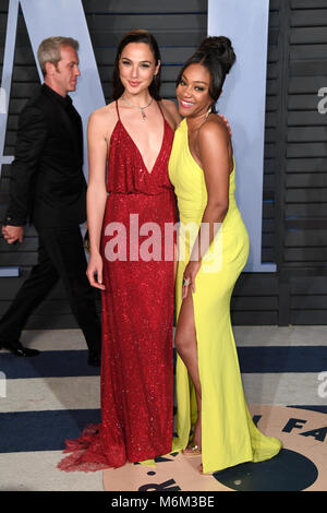 Gal Gadot (à gauche) et Tiffany Haddish arrivant à la Vanity Fair Oscar Party qui a eu lieu à Beverly Hills, Los Angeles, USA. Banque D'Images