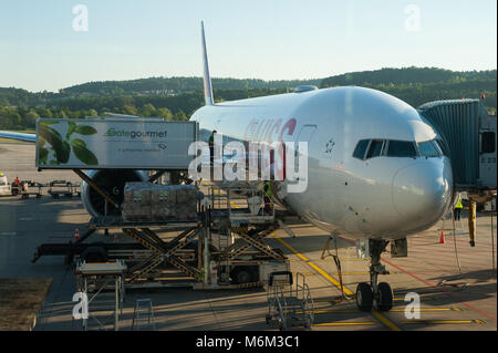 26.05.2017, Zurich, Switzerland, Europe - Suisse Un avion du passager est parqué sur une porte à l'aéroport de Zurich Kloten. Banque D'Images