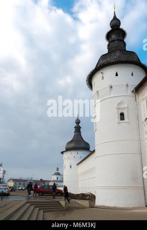 Rostov Veliky, Russie - Mars 30,2016. Odigitrievskaya tower et la forteresse de mur Kremlin Banque D'Images
