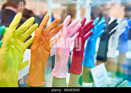 Gants en caoutchouc médical colorés pour les médecins Banque D'Images