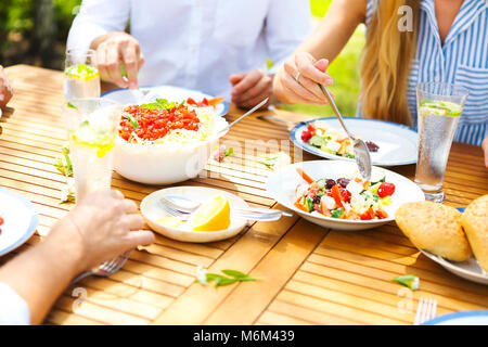 Repas de famille variété de plats italiens sur table en bois dans le jardin. Close up Banque D'Images