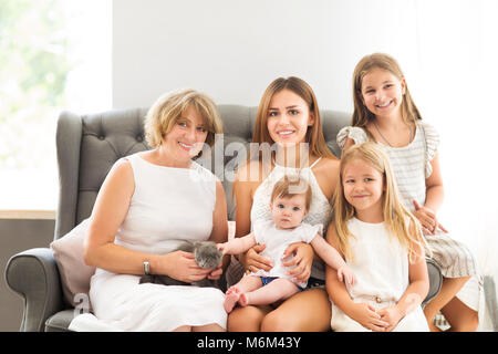 Mature Woman holding petit chaton. Grand-mère et petites-filles. Concept de la famille et l'amour Banque D'Images