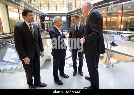 Maire de Londres Sadiq Khan (deuxième à gauche) aux côtés de Rajhi Nikhil (à gauche), chef de la London Stock Exchange Plc, Dr Bandar M. H. Hajjar, Président de la Banque islamique de développement, et Peter Estlin (droite) de la ville de Londres, à la Bourse de Londres dans le centre de Londres lors d'un photocall pour la Banque islamique de développement promouvoir le secteur de la Finance Islamique, et en particulier, le Sukuk, un lien qui fonctionne avec la loi islamique. Banque D'Images