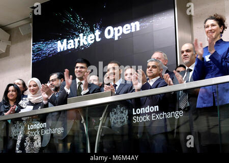 Maire de Londres Sadiq Khan à la Bourse de Londres dans le centre de Londres lors d'un photocall pour la Banque islamique de développement promouvoir le secteur de la Finance Islamique, et en particulier, le Sukuk, un lien qui fonctionne avec la loi islamique. Banque D'Images