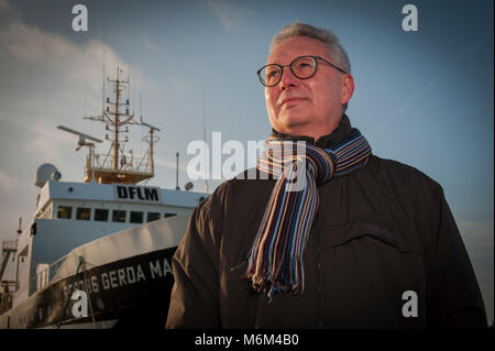 Le Dr Uwe Richter avec un homme de sa compagnie Doggerbank Seefischerei du chalutier derrière lui au port de Bremerhaven, Allemagne.