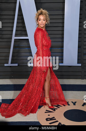 Rita Ora en arrivant à la Vanity Fair Oscar Party qui a eu lieu à Beverly Hills, Los Angeles, USA. Banque D'Images