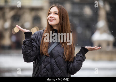 Portrait plein air de beautiful happy smiling young woman posing sur rue. Dame élégante portant des vêtements d'hiver. Banque D'Images