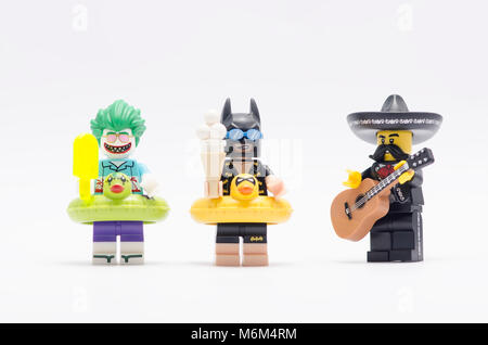 Joker, LEGO Batman avec mariachi jouant de la guitare. isolated on white backgorund. Banque D'Images