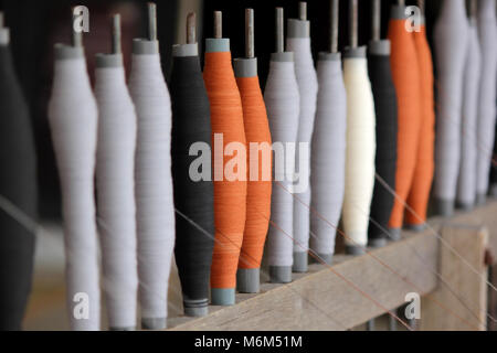 Bobines colorées thread sur processus de tissage, tissage traditionnel de la soie thaïlandaise Banque D'Images