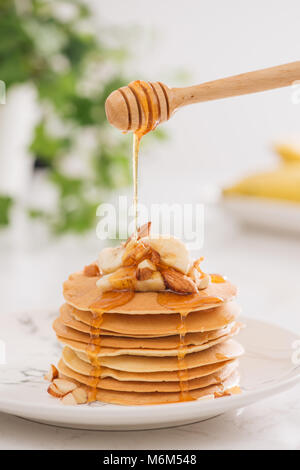 Cajou Banana pancakes aux bananes et sauce au caramel. Banque D'Images