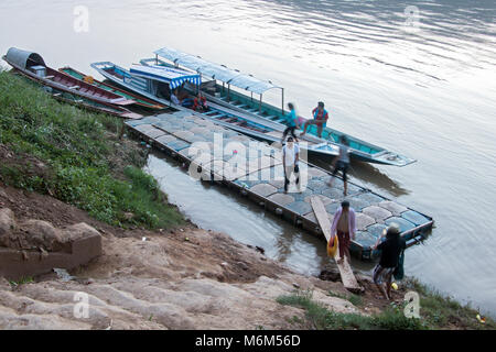 LAOS, Luang Prabang, le 30 mai 2017, les bateaux traditionnels pour le transport de personnes sur le Mékong au coucher du soleil, Luang Prabang, Laos. Livré avec ponton sur le Banque D'Images