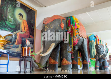 SAMUT PRAKAN. Thaïlande, 05 juin 2017, l'image du Bouddha dans le couloir de la monastère bouddhiste de statues d'éléphants. Banque D'Images